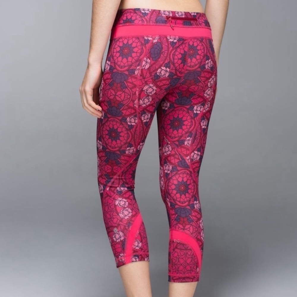 Lululemon x Soulcycle Inspire‎ Crop 
II Pink Patter Skull Logo 4